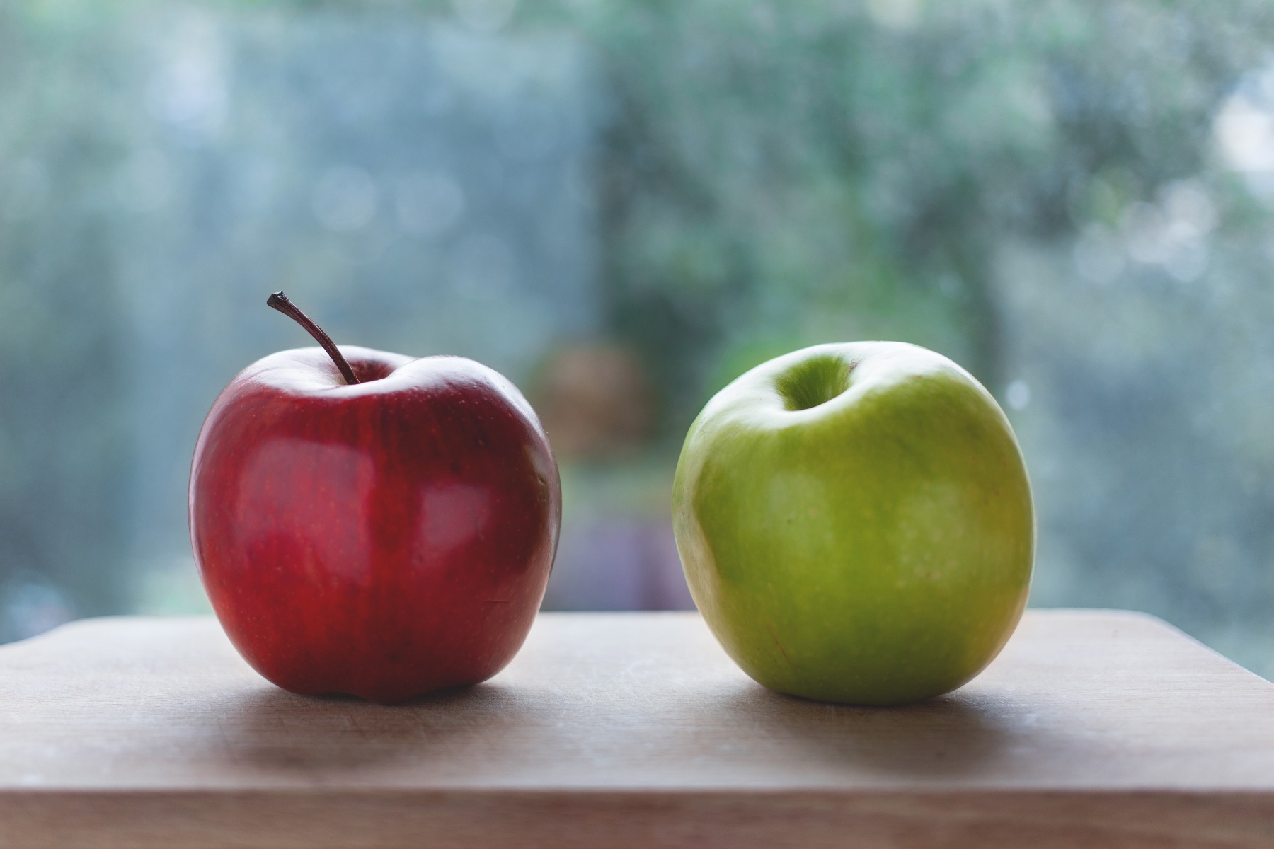 Graphic of Two apples. One is green and one is red.